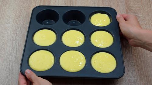 pasar al molde el flan de mango