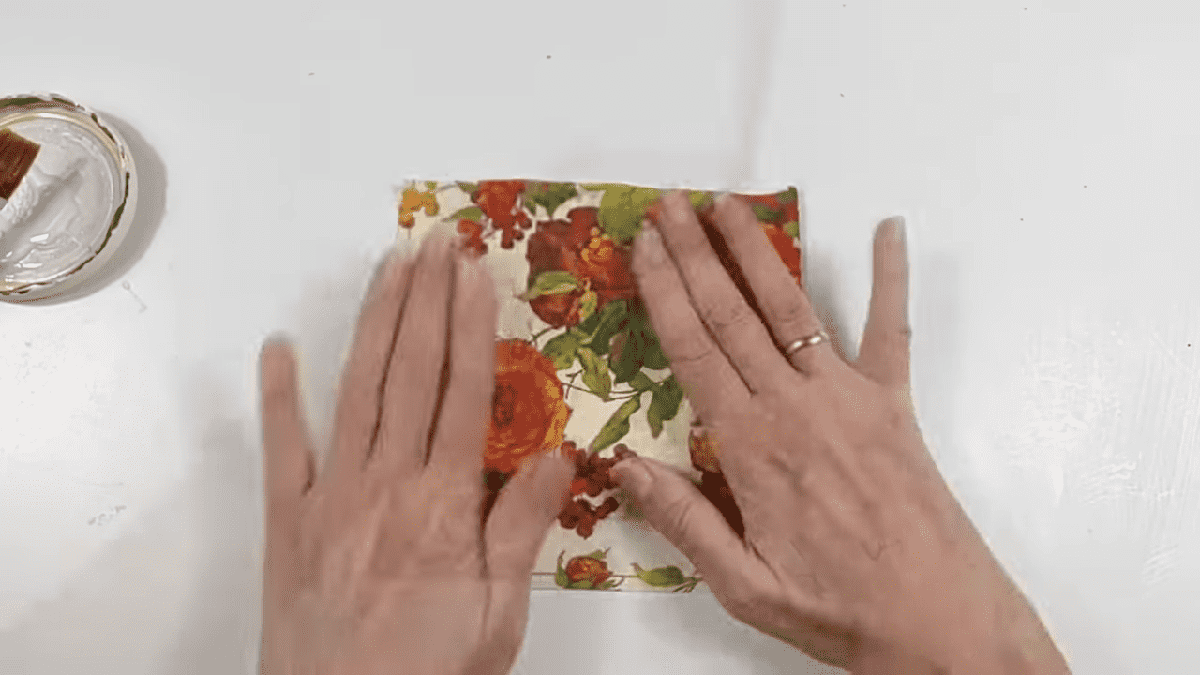 Servilleta manos flores