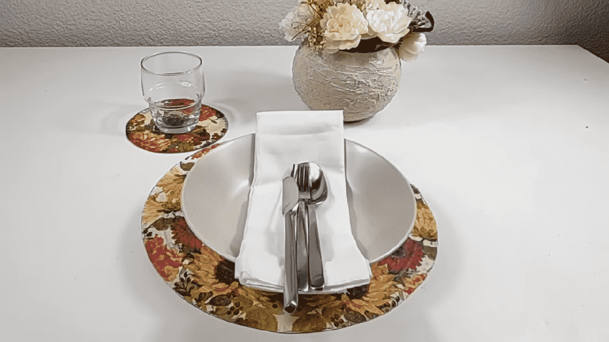 cubiertos servilleta plato posaplato