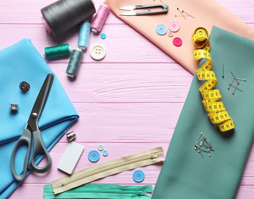 En el mundo de la belleza, los neceseres para maquillaje son un elemento imprescindible para llevar nuestros productos a cualquier lugar. Pero ¿por qué comprar uno nuevo si podemos crear uno propio utilizando materiales reciclados?