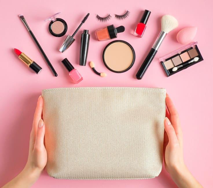 En el mundo de la belleza, los neceseres para maquillaje son un elemento imprescindible para llevar nuestros productos a cualquier lugar. Pero ¿por qué comprar uno nuevo si podemos crear uno propio utilizando materiales reciclados?