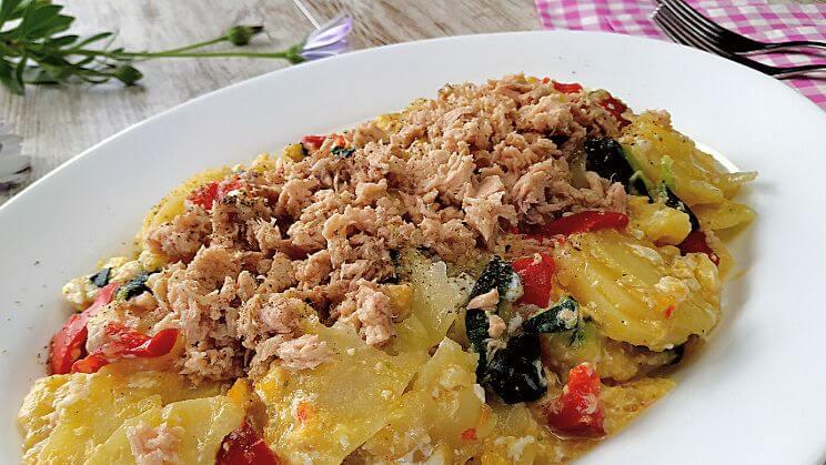 Revuelto de huevos con patatas, verduras y atún