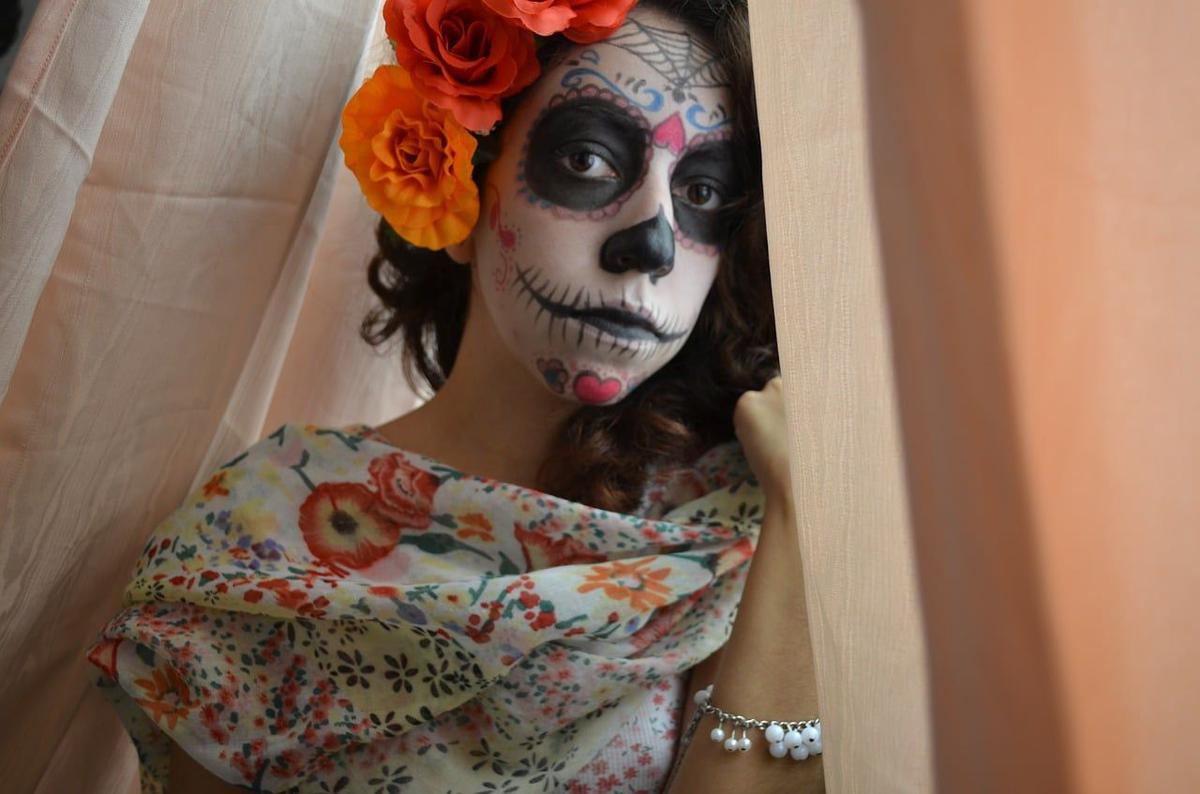 las catrinas son tradicionales en el altar de muertos