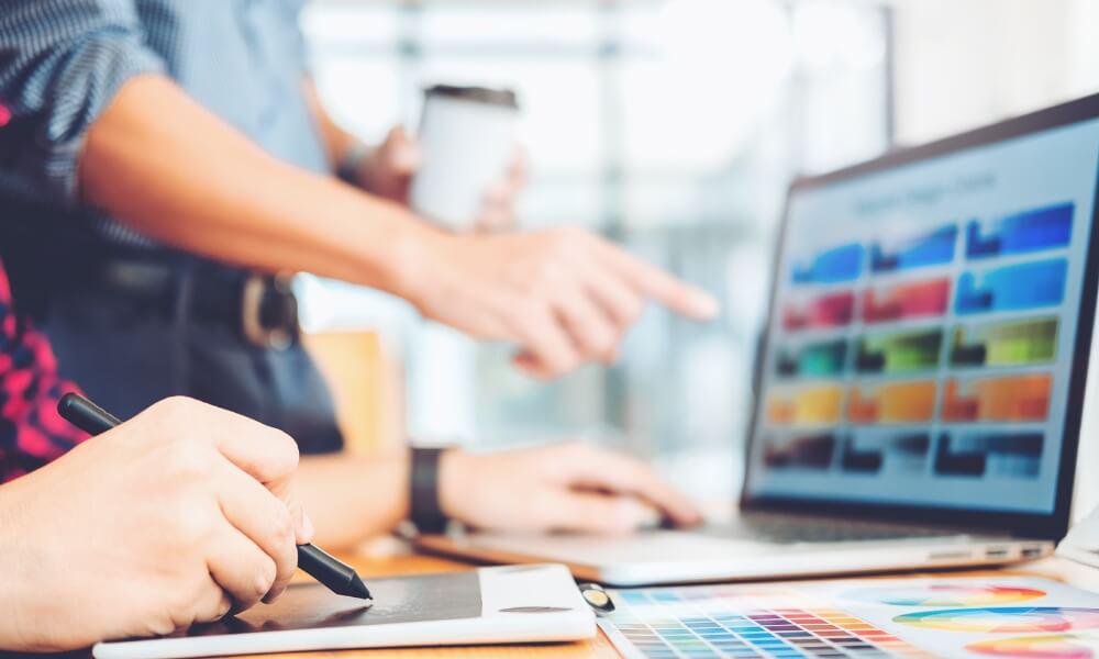 En la agencia de marketing digital Conseo somos expertos en aplicar las tendencias que mejor se adapten a la imagen de marca de tu negocio dentro del diseño gráfico