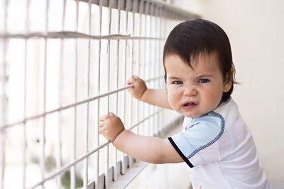 Niño enfadado se porta mal