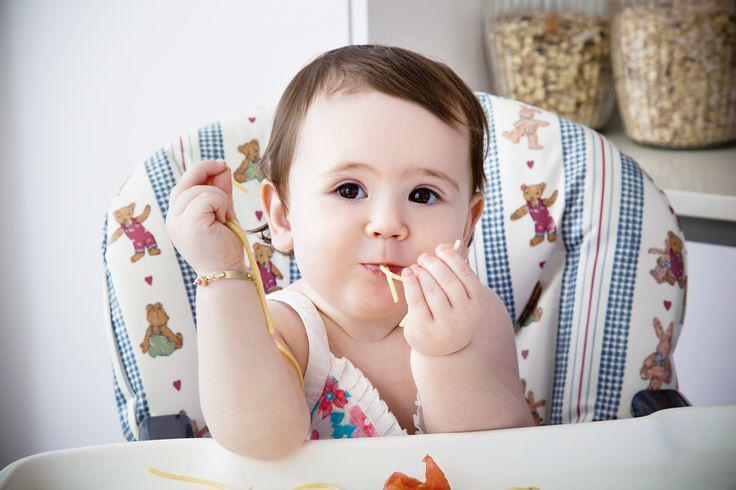 niña comiendo
