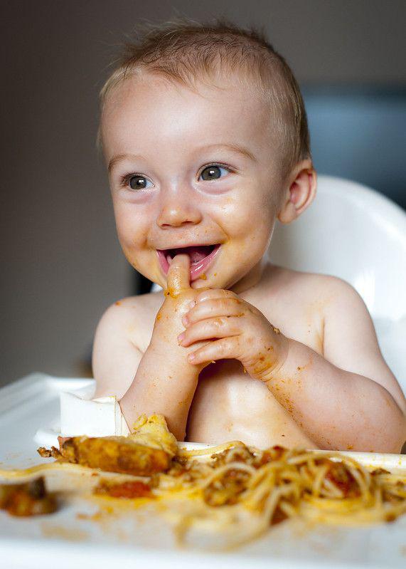 niño manchado con comida