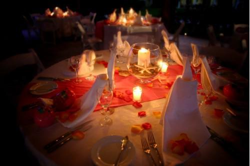 Ideas y consejos para decorar una mesa de cena romántica de forma espectacular