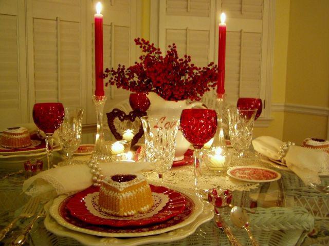 Ideas y consejos para decorar una mesa de cena romántica de forma espectacular