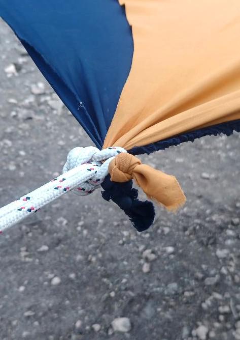 Detalle del nudo para amarrar la tela de licra a la cuerda y colgarla