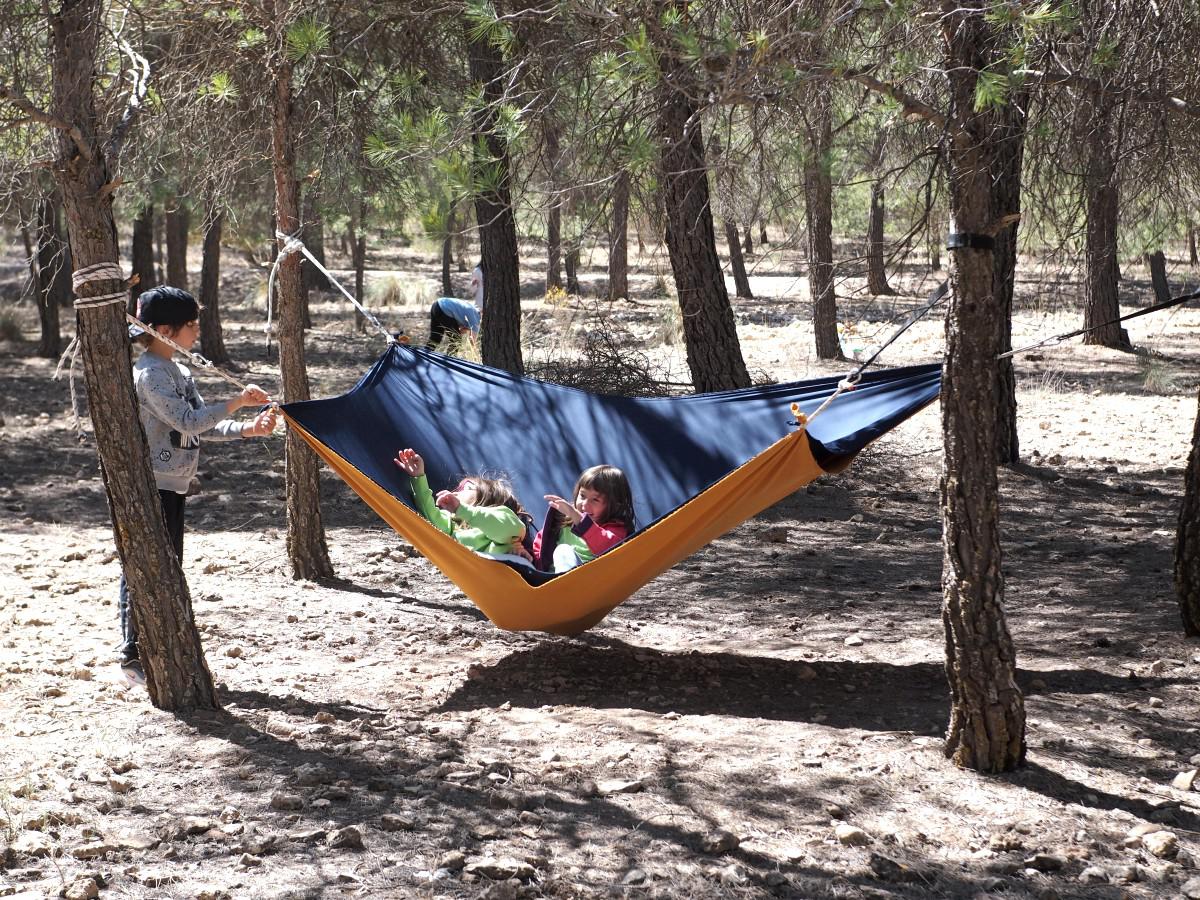 Niñas jugando en la hamaca sensorial de licra