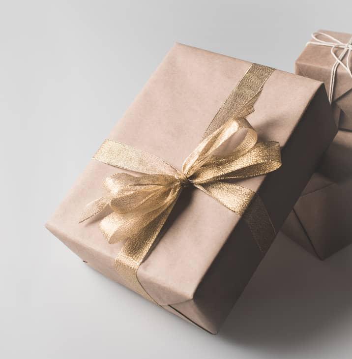 El papel kraft es uno de los materiales más versátiles y útiles que existen, porque posee muchísimas utilidades, no solo en el mundo de las manualidades y la artesanía. En esta publicación les comparto algunos de los usos del papel kraft como alternativa ecológica a otros materiales.