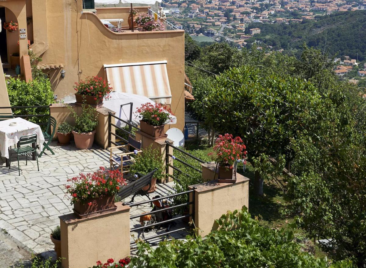 Pinta la terraza este verano y elige entre los colores que mejor funcionan para este espacio 1