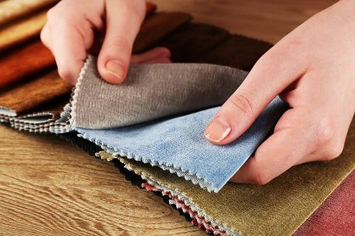 La tapicería de muebles es una excelente manera no sólo de cambiar el aspecto de nuestros muebles, sino que además de darle un toque más actual a la decoración de nuestra casa, le damos una segunda vida a esos muebles de aspecto desgastado o pasado de moda.