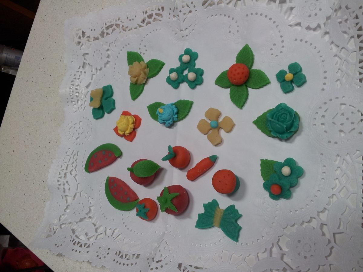 Dar forma y color a la masa de mazapán