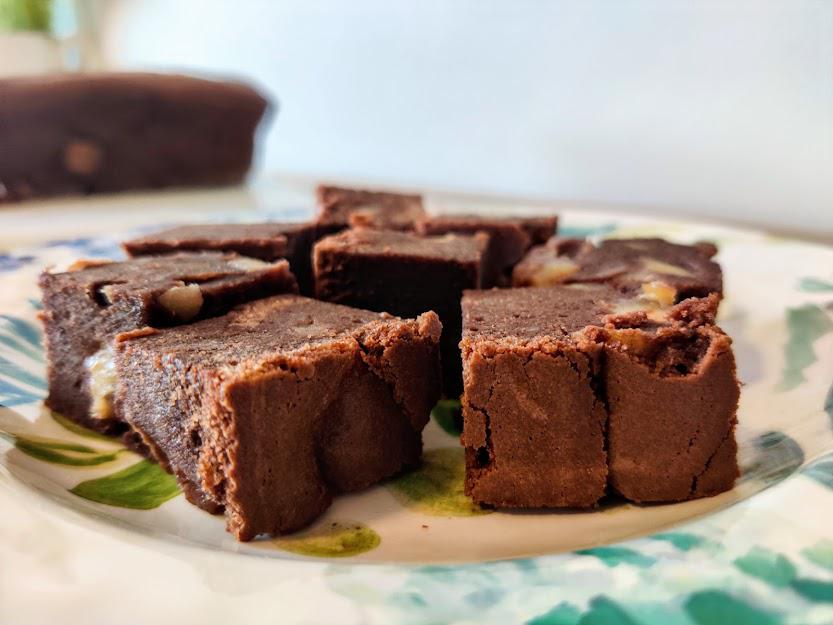 Bizcocho húmedo de chocolate con manzana