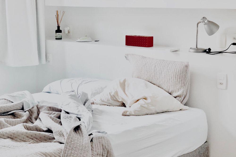 Ideas para una habitación pequeña: repisa en lugar de cabecero. 