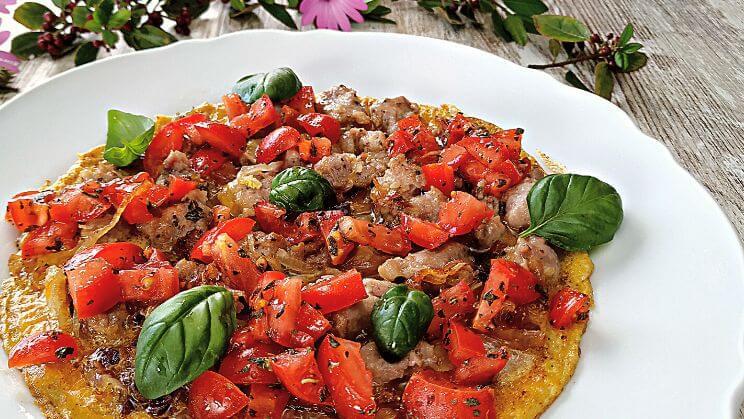 Tortilla abierta de cebolla y butifarra