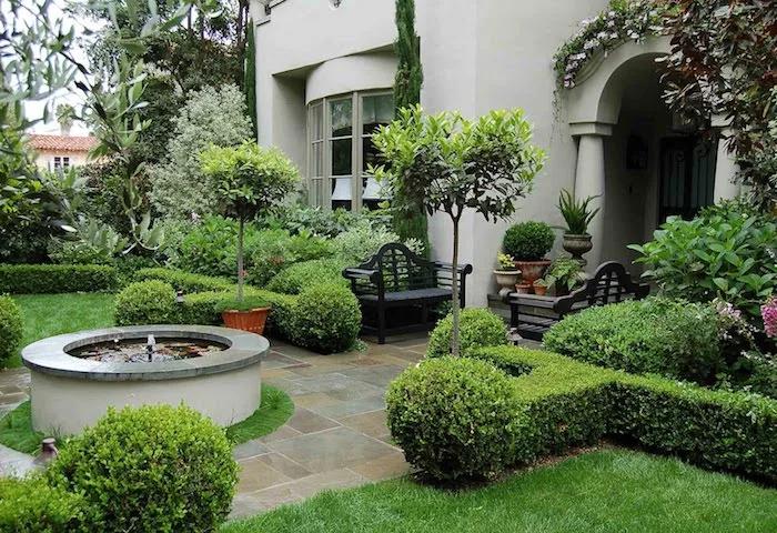 Entradas principales decoradas con arbustos