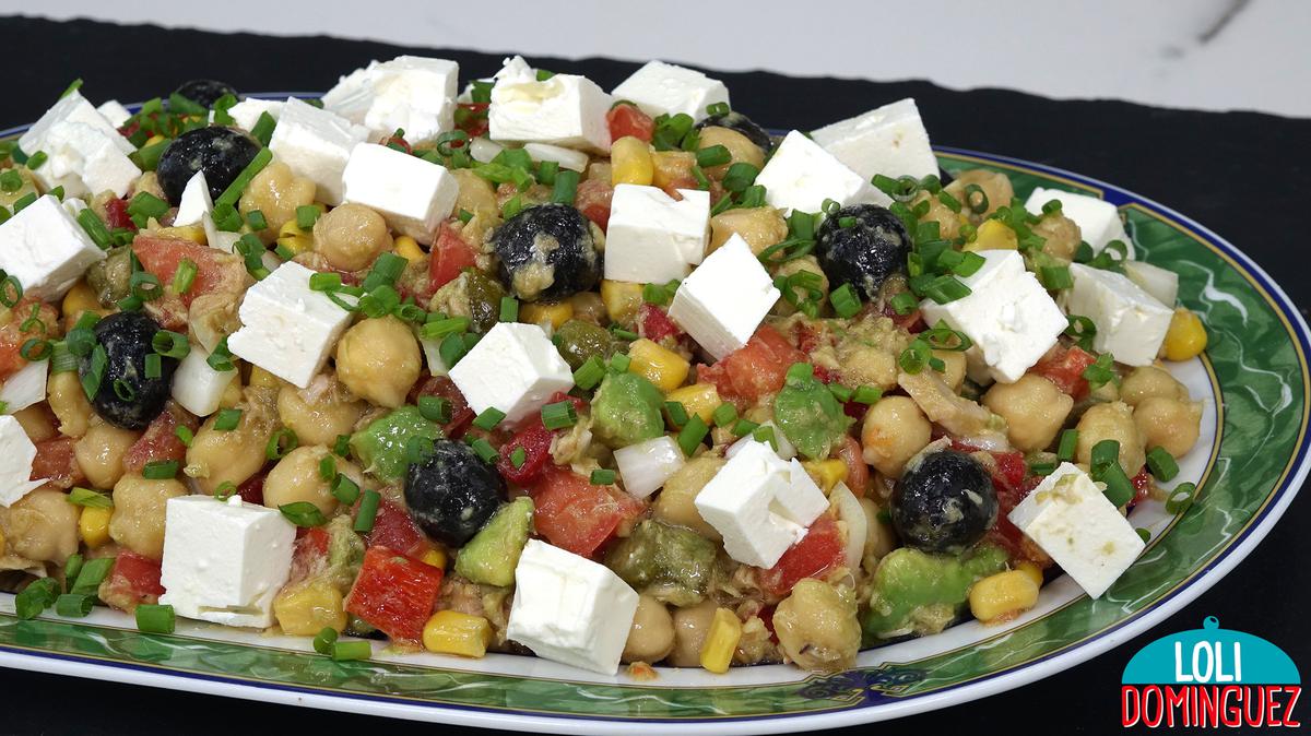 ENSALADA DE GARBANZOS Y ATÚN. Saludable y nutritiva ensalada con la que hacemos una comida completa, el sabor es más que delicioso por la mezcla de ingredientes y por la vinagreta que redondea todos los sabores