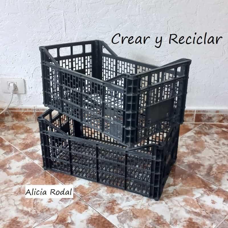 En este tutorial te mostraré 2 ideas rápidas y útiles, que te harán tu vida más fácil. Además, muy económicas, porque vamos a reutilizar materiales reciclados, como las cajas o cestas plásticas de las frutas y verduras, si, esas que encontrarás en fruterías y supermercados.