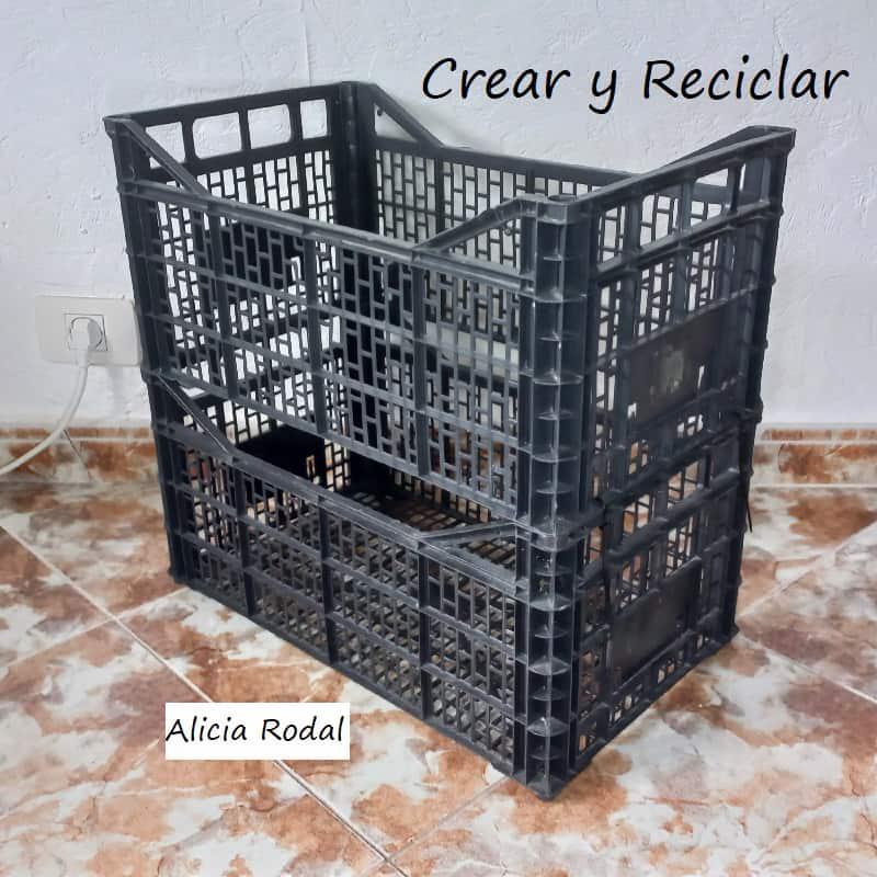 En este tutorial te mostraré 2 ideas rápidas y útiles, que te harán tu vida más fácil. Además, muy económicas, porque vamos a reutilizar materiales reciclados, como las cajas o cestas plásticas de las frutas y verduras, si, esas que encontrarás en fruterías y supermercados.