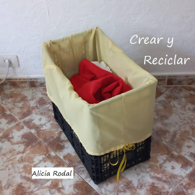 En este tutorial te mostraré 2 ideas rápidas y útiles, que te harán tu vida más fácil. Además, muy económicas, porque vamos a reutilizar materiales reciclados, como las cajas o cestas plásticas de las frutas y verduras, si, esas que encontrarás en fruterías y supermercados.