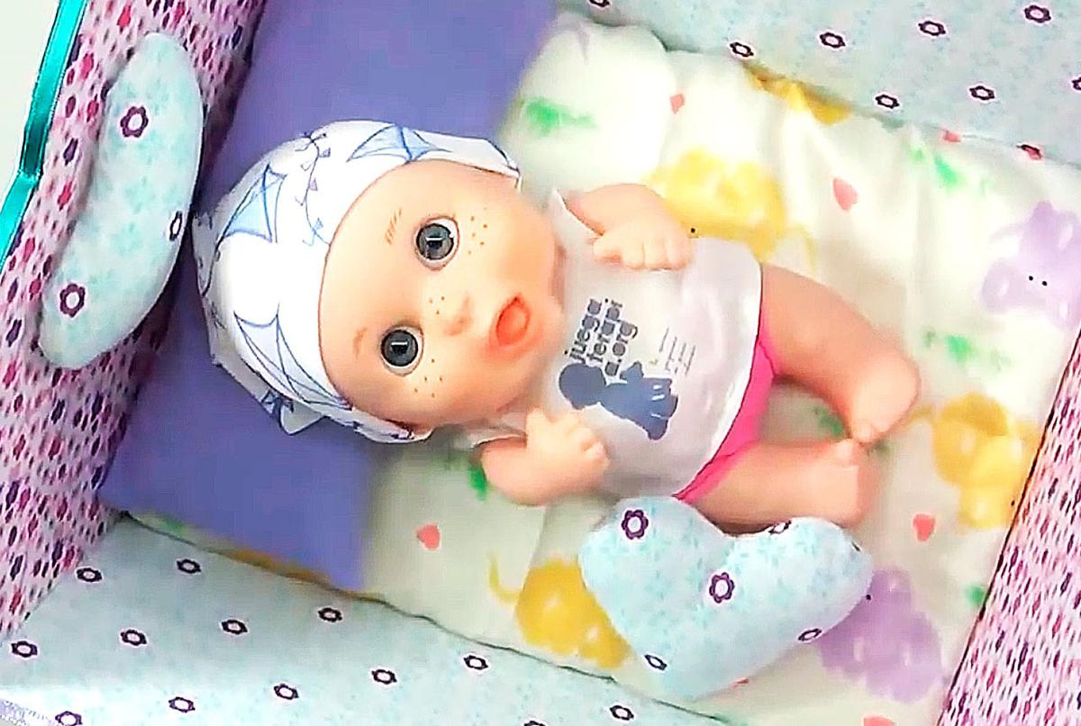 Cuna para muñecas con cartón