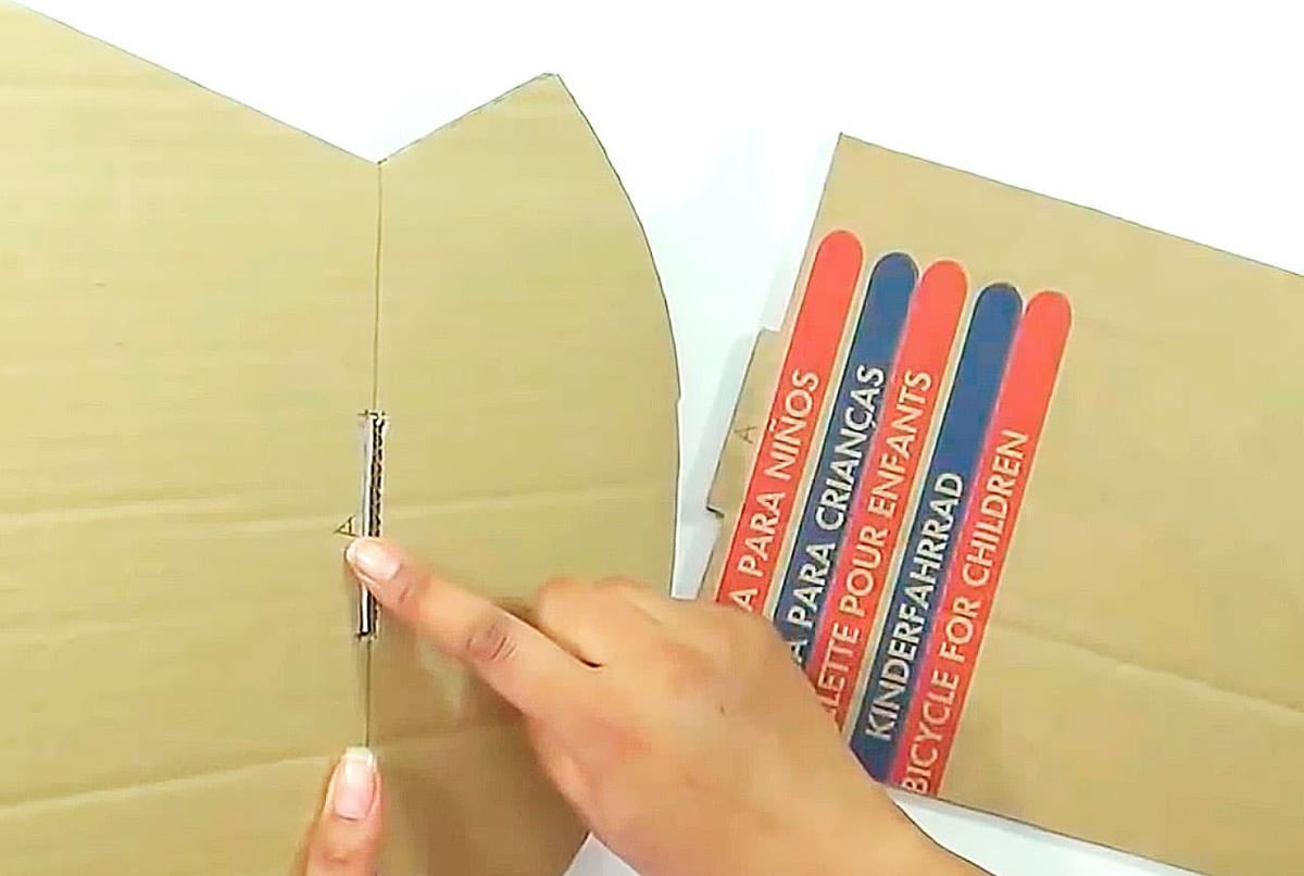 Cuna para muñecas con cartón