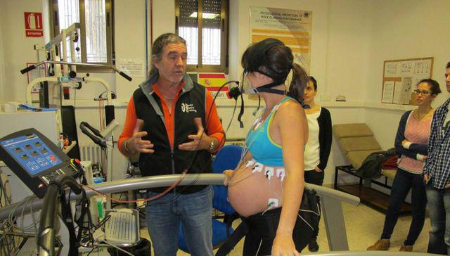 Mujer embarazada estudio