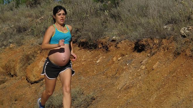 Mujer embarazada corriendo