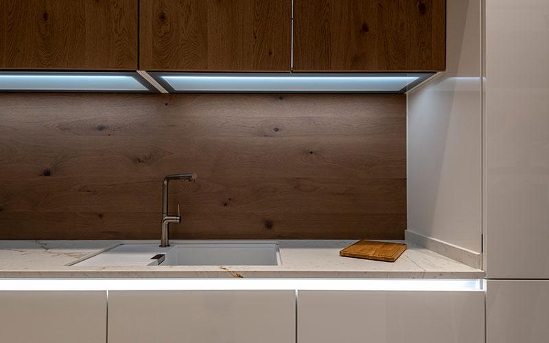 Cocina con mármol y madera