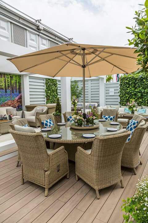 Área de comedor en jardín