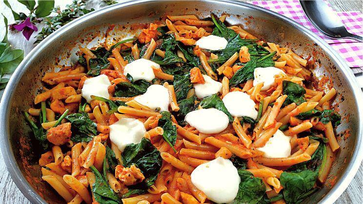 Pasta con pollo y espinacas