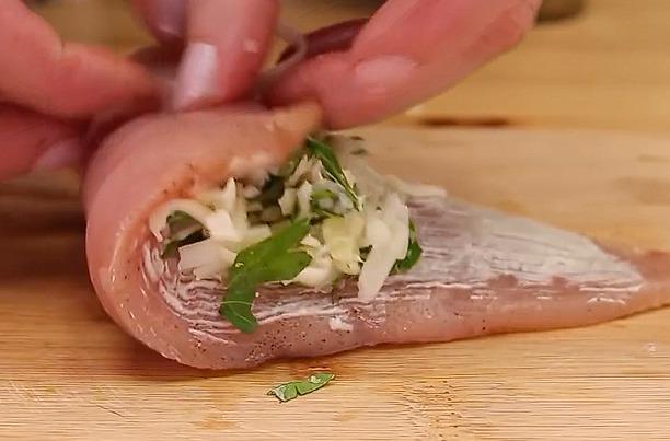 enrollado pechuga de pollo rellena