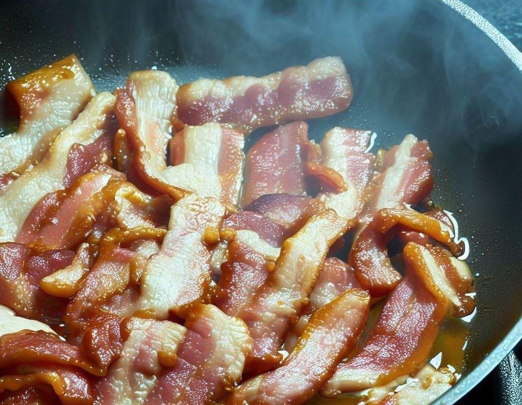 panceta sarten. salsa carbonara original