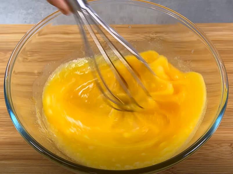 mezcla ingredientes, azucar y huevos. tarta de manzana casera