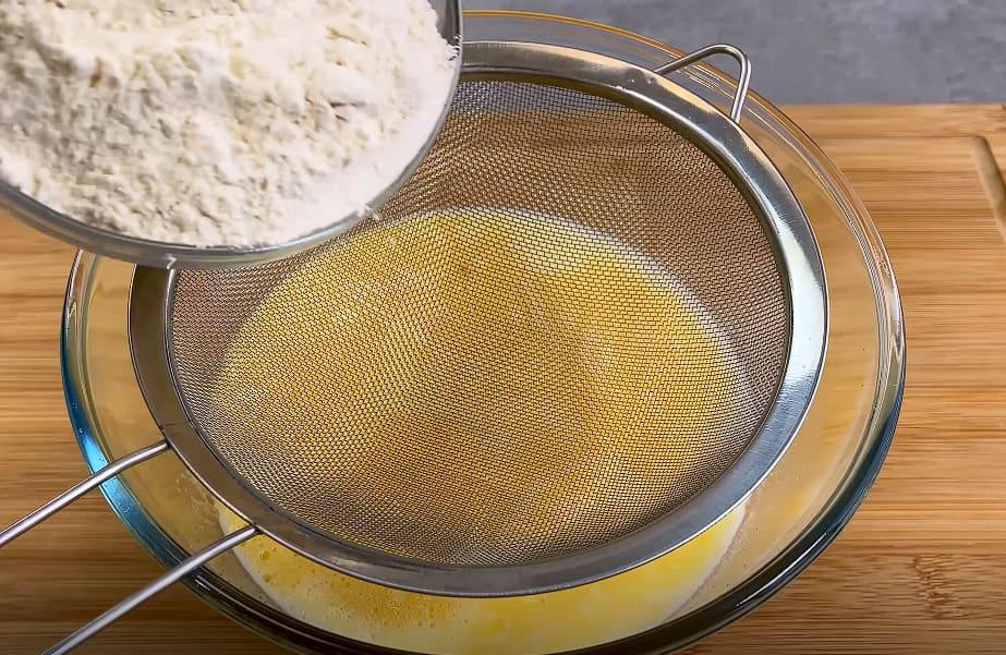 mezcla harina y huevos. tarta de manzana casera