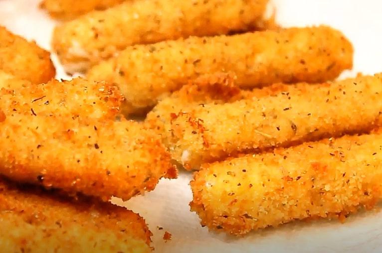 palitos de queso en papel absorbente