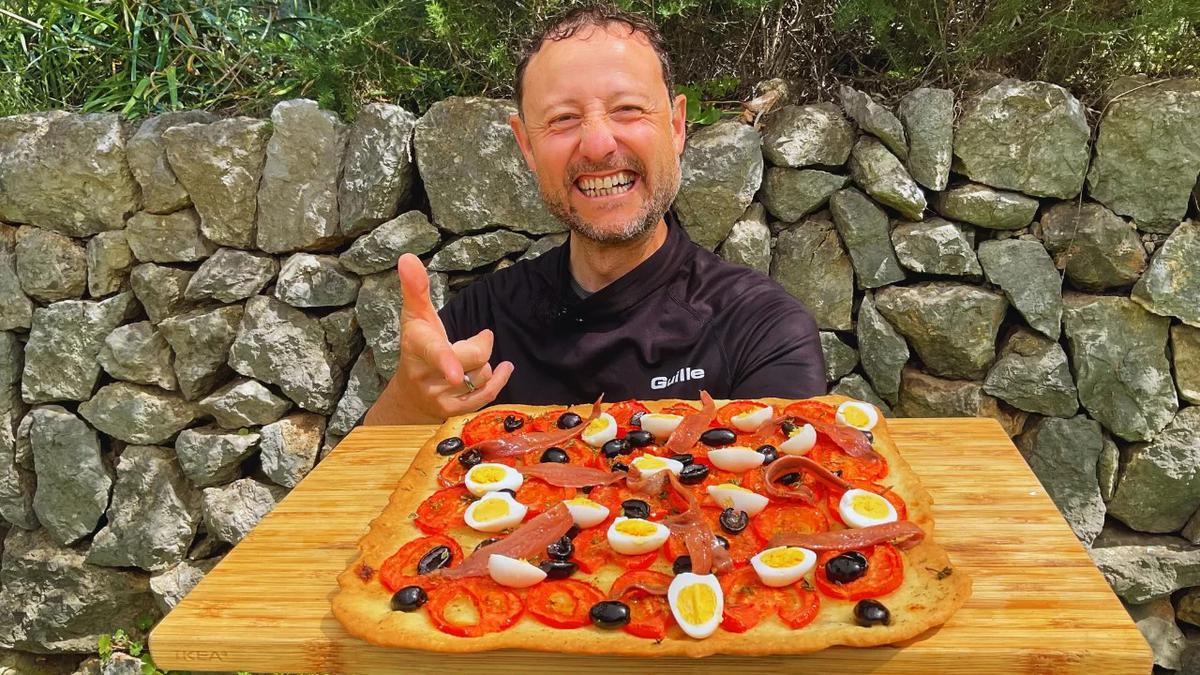COCA FÁCIL DE TOMATE Y ANCHOAS