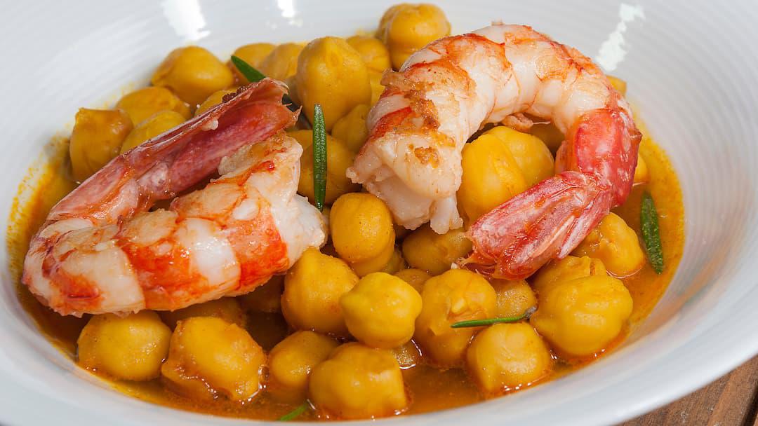 Garbanzos con langostinos, una receta tradicional de la gastronomía española