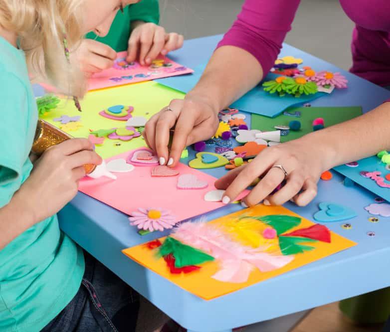 Cuando nuestros hijos están de vacaciones escolares, nos podemos volver locos buscando qué hacer para que se entretengan de la mejor manera posible. Para mí, una de las mejores actividades son las manualidades, ya que los niños pueden pasar horas distraídos, haciendo algo divertido y al mismo tiempo educativo.