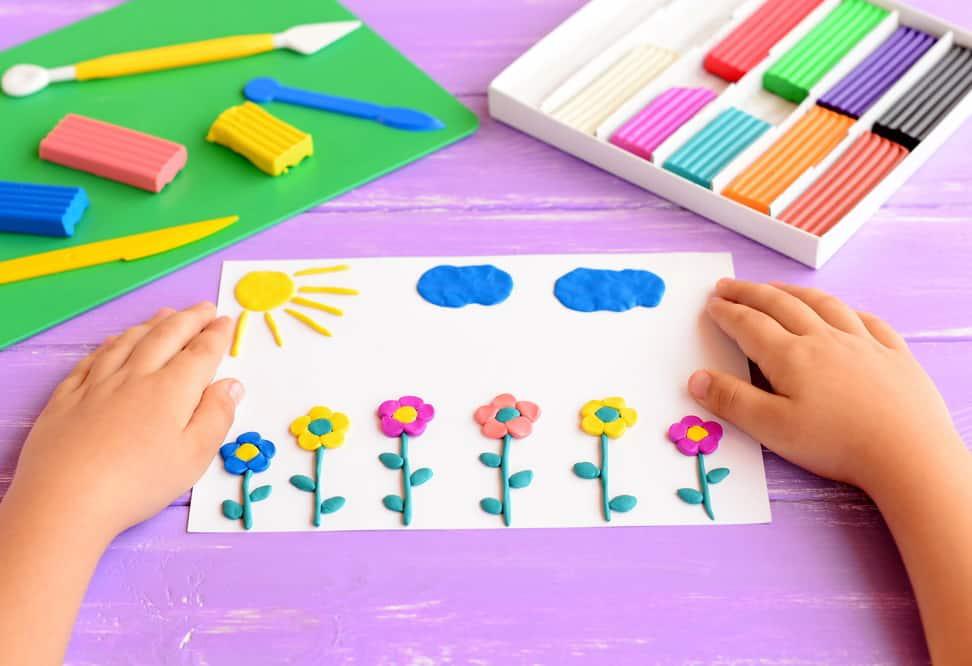 Cuando nuestros hijos están de vacaciones escolares, nos podemos volver locos buscando qué hacer para que se entretengan de la mejor manera posible. Para mí, una de las mejores actividades son las manualidades, ya que los niños pueden pasar horas distraídos, haciendo algo divertido y al mismo tiempo educativo.