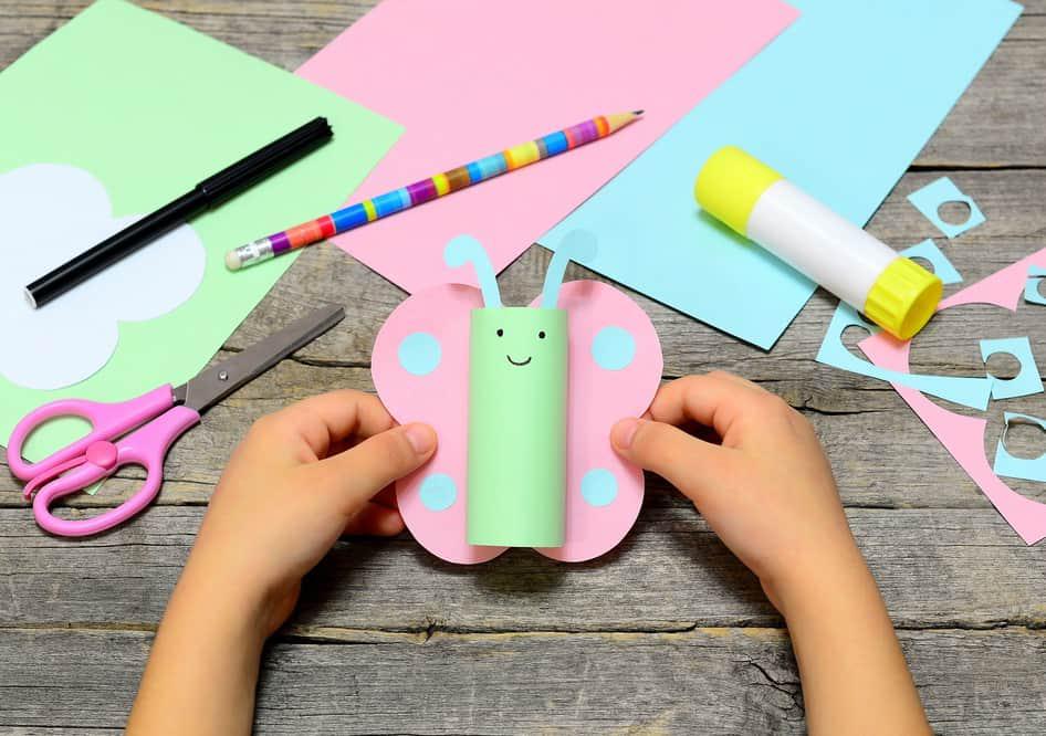 Cuando nuestros hijos están de vacaciones escolares, nos podemos volver locos buscando qué hacer para que se entretengan de la mejor manera posible. Para mí, una de las mejores actividades son las manualidades, ya que los niños pueden pasar horas distraídos, haciendo algo divertido y al mismo tiempo educativo.