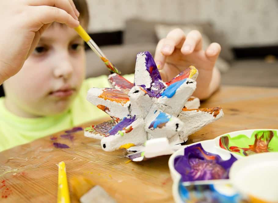 Cuando nuestros hijos están de vacaciones escolares, nos podemos volver locos buscando qué hacer para que se entretengan de la mejor manera posible. Para mí, una de las mejores actividades son las manualidades, ya que los niños pueden pasar horas distraídos, haciendo algo divertido y al mismo tiempo educativo.