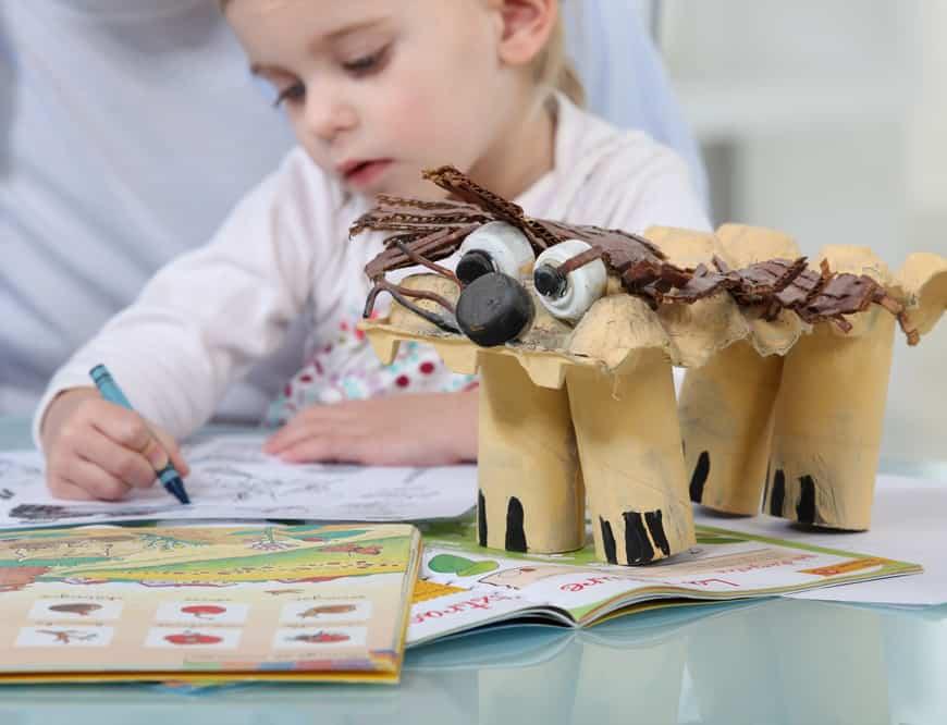 Cuando nuestros hijos están de vacaciones escolares, nos podemos volver locos buscando qué hacer para que se entretengan de la mejor manera posible. Para mí, una de las mejores actividades son las manualidades, ya que los niños pueden pasar horas distraídos, haciendo algo divertido y al mismo tiempo educativo.