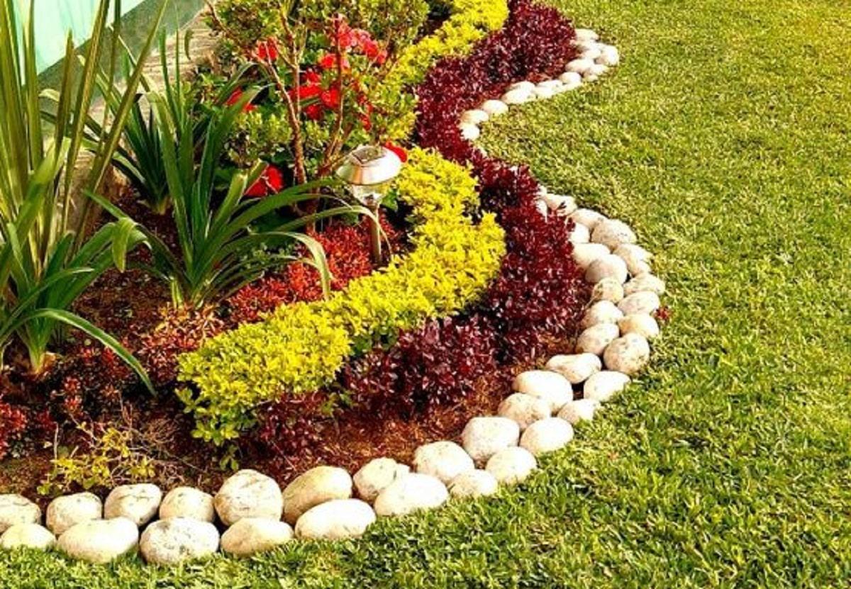 decorar-jardín-piedras-u-bordes-blancos