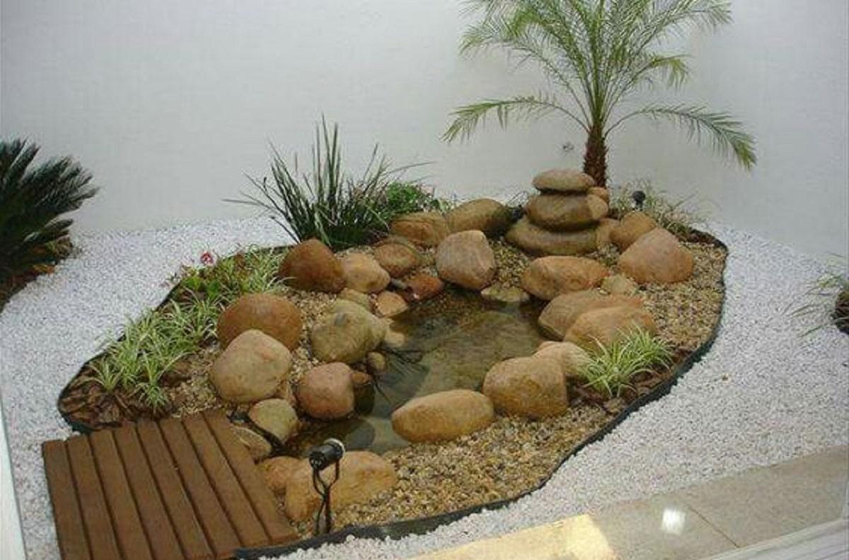 decorar-jardín-con-piedras-y-estanque