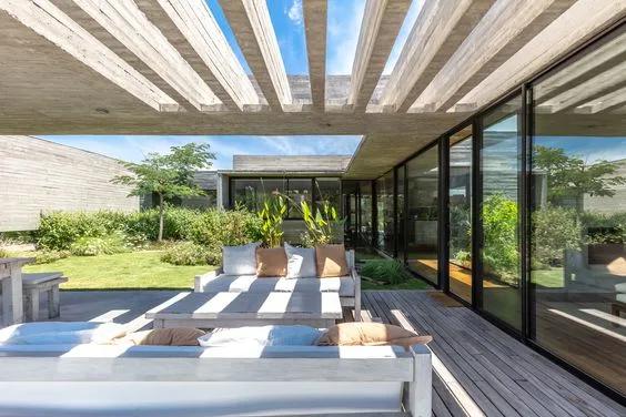 Jardín con pérgola de concreto