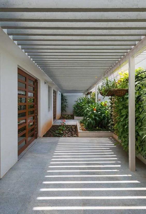 Pasillos laterales con pérgola de concreto